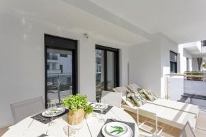 ein Wohnzimmer mit Tisch und Stühlen in der Unterkunft La casa de Paola en Aguacate Beach in Motril