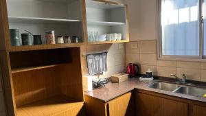 ビヤ・マリアにあるLOS TATOS 2 con cocheraのシンクとカウンタートップのあるキッチン