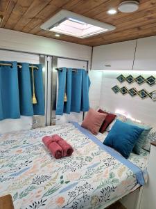 Static Camper in front of the Sea客房内的一张或多张床位