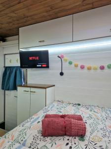 Static Camper in front of the Sea客房内的一张或多张床位