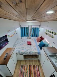 厄尔梅达诺Static Camper in front of the Sea的中间设有一张床的小房间