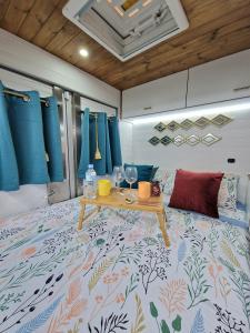 厄尔梅达诺Static Camper in front of the Sea的大篷车内一张床上的桌子