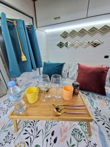 Static Camper in front of the Sea的酒水