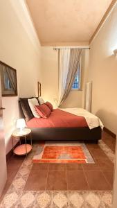 ein Schlafzimmer mit einem Bett und einem Fenster in der Unterkunft Residenza Palazzo Gherardi in Parma