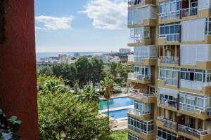 una vista de un edificio con piscina en Apartament Magic Home Iris Reception 24h, en Benalmádena