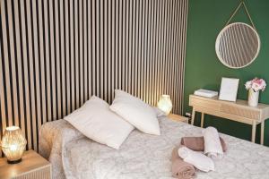 Un dormitorio con una cama con dos toallas encima. en Apartament Magic Home Iris Reception 24h, en Benalmádena 16 fotos más