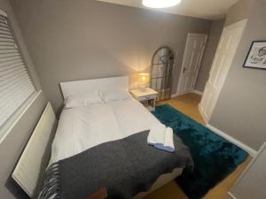 Кровать или кровати в номере 50 Lampton Court
