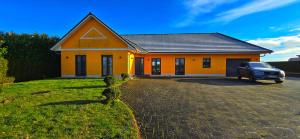 a house with a car parked in front of it at Fietes Achternutkiek in Mellenthin