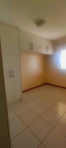 una stanza vuota con armadi bianchi e una finestra di Apartamento para o Carnaval a Salvador