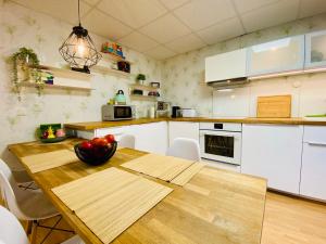 a kitchen with a table with a bowl of fruit on it at Ferienwohnung Annika in Apolda