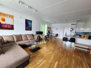 Posezení v ubytování The Arctic Edge - Modern Seaside Apartment with Host in Central Tromsø