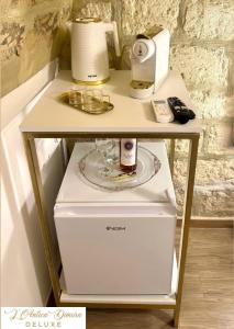 un tavolino con mensola con apertura di L'Antica Dimora Deluxe a Bari