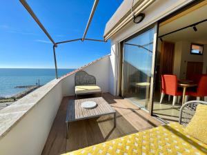 un balcone con tavolo e vista sull'oceano di "La Casa da'Mare" un attico di charme vista mare ad Anzio