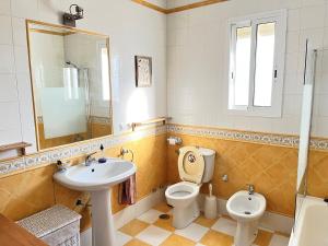 a bathroom with a toilet and a sink at Casa Rural Oropesa in Villanueva del Ariscal