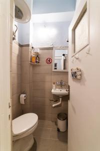 A bathroom at Acropolis Quiet House