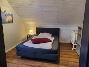 Postel nebo postele na pokoji v ubytování 100 qm DG Wohnung 《Kehr wieder》Bexbach Saarland