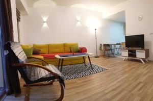 马夫罗沃Borjan Apartment Mavrovo的带沙发和桌子的客厅