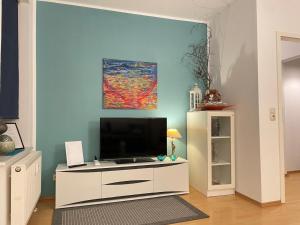 TV a/nebo společenská místnost v ubytování Gemütliches Apartment, Seenähe, WM, WLAN, Balkon
