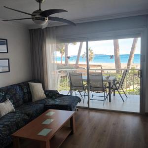 un salon avec un canapé et une table dans l'établissement Primera Linea De Mar En Cambrils, à Cambrils