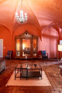 un salon avec une table et un lustre dans l'établissement La Corona Home - Lago d'Iseo, à Sale Marasino