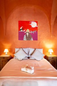 d'un lit avec un animal farci posé sur le dessus dans l'établissement La Corona Home - Lago d'Iseo, à Sale Marasino 37 autres photos