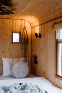 a bedroom with a bed in a wooden cabin at CRASH'NSTAY - Sebastian in Sprang-Capelle
