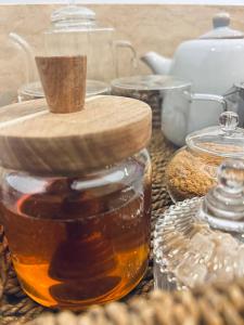 een pot honing bovenop een tafel bij Super Galleria in Tuscania