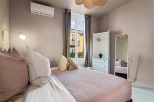 Ένα ή περισσότερα κρεβάτια σε δωμάτιο στο Nice Renting - 8BONAPARTE - Architect Loft Luxury 4 Bedrooms View Place du Pin