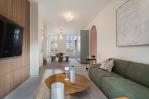 Μια τηλεόραση ή/και κέντρο ψυχαγωγίας στο Nice Renting - 8BONAPARTE - Architect Loft Luxury 4 Bedrooms View Place du Pin