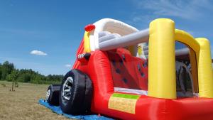 un paseo en un coche inflable en un campo en Sauna&Relax, en Sakstagals