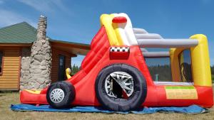 un gran coche inflable estacionado frente a una casa en Sauna&Relax, en Sakstagals