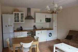 a kitchen and living room with a table and a couch at Quenza-Alta Rocca in Quenza