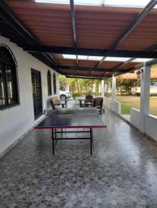 une table de ping-pong au milieu d'un patio dans l'établissement Sttar Coronado, à Las Lajas 2 autres photos