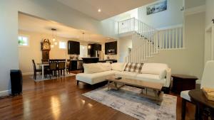 维多利亚Charming scape by Bear Mountain的客厅里有一张沙发和一张桌子。