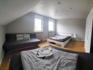 Postel nebo postele na pokoji v ubytování 100 qm DG Wohnung 《Kehr wieder》Bexbach Saarland