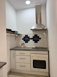 Dapur atau dapur kecil di LUMINOSOS APARTAMENTOS POZUELO a 8 MINUTOS DE PALACIO REAL