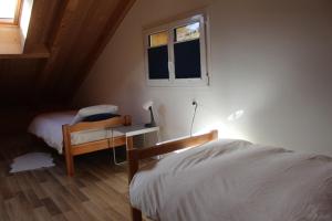 Postel nebo postele na pokoji v ubytování Chalet moderne avec panorama unique en Gruyère