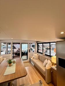 un soggiorno con un divano e un tavolo di Fox Bali a Palma de Mallorca