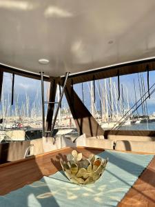 un tavolo su una barca con una ciotola sopra di Fox Bali a Palma de Mallorca