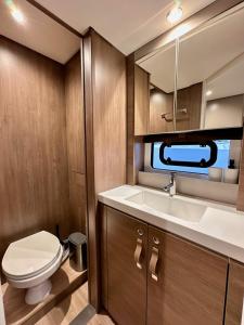 un bagno con un water e un lavandino di Fox Bali a Palma de Mallorca