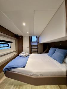 un grande letto nel mezzo di una barca di Fox Bali a Palma de Mallorca