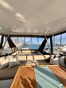 una barca con cuscini bianchi e un tavolo in legno di Fox Bali a Palma de Mallorca Altre 30 foto