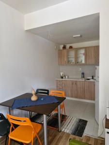 马夫罗沃Borjan Apartment Mavrovo的配有桌椅的厨房和餐厅