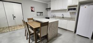 Η κουζίνα ή μικρή κουζίνα στο Casa 05 - Condomínio Solar dos Ipês