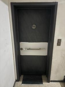 a black elevator door with a sign on it at Modern Apartments, Wohnung Nr 2, nahe Schalke Arena, Zentral zur Autobahn A42 und A2, Ferienwohnung, Monteurwohnung in Gelsenkirchen