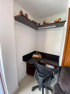 a office with a desk and a chair in a room at Casa Tobi in Rionegro +1 photo
