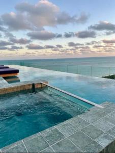 Bazén v ubytování Apartamento Beira Mar NEW TIME 1014 nebo v jeho okolí