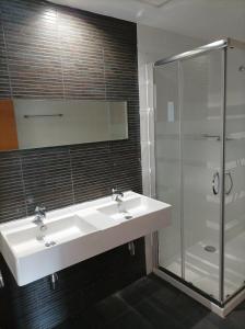 Precioso apartamento a minutos del metro في بيتيرا: حمام مع حوض غسيل أبيض ودش