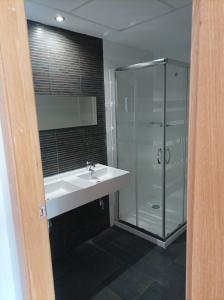 Precioso apartamento a minutos del metro في بيتيرا: حمام مع حوض ودش زجاجي +12 صورة