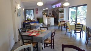 un restaurante con mesas y sillas en una habitación en B&B Masseria Liberatore, en Mattinata